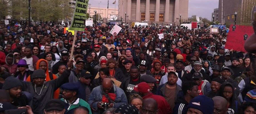 10 000 Strong Peacefully Protest In Downtown Baltimore Media Over Reports Violence And Arrests